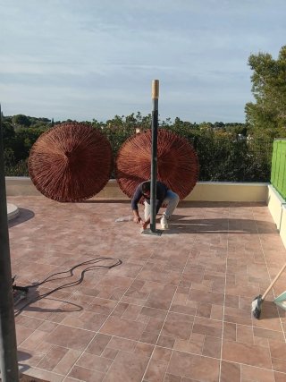 Sombrillas artesanales de ratán y madera