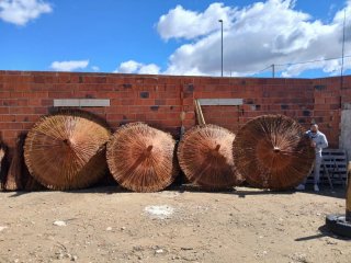 Sombrillas artesanales de ratán y madera