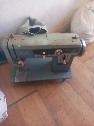 Máquina de coser Alfa Alfamatic antigua