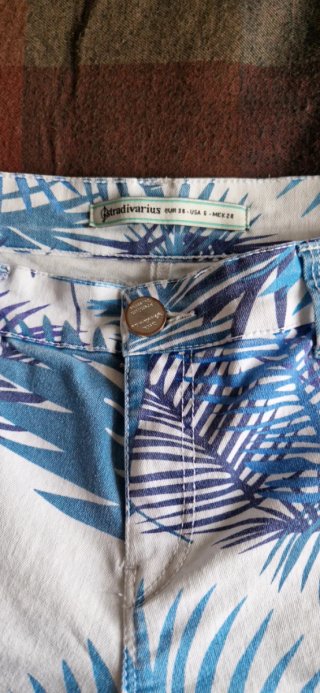 Pantalones con estampado tropical, talla 38