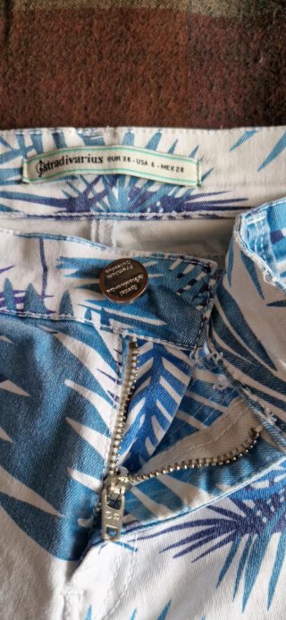 Pantalones con estampado tropical, talla 38