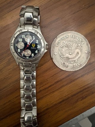 Orologio Ferrari e moneta cinese Yun-Nan