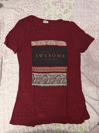 Camiseta granate con estampado