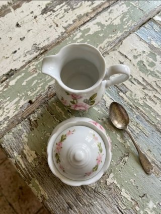 Azucarero y jarrita de porcelana floral