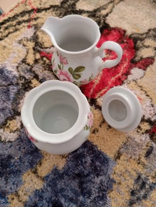Azucarero y jarrita de porcelana floral