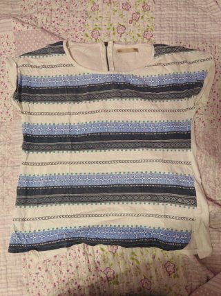 Camiseta de rayas azul y blanco