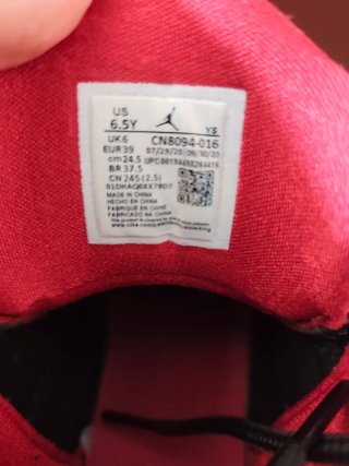 Zapatos Jordan Negros y Rojos. Buen estado