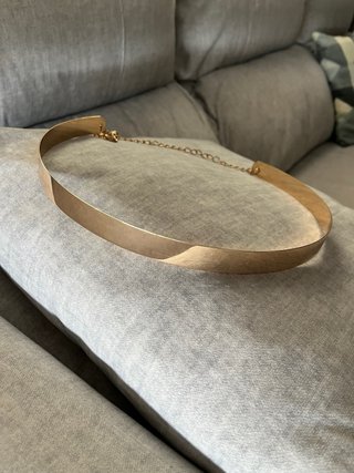 Vestido de fiesta con cinturón y pendientes