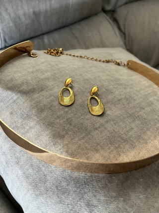 Vestido de fiesta con cinturón y pendientes