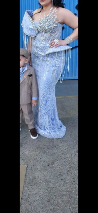 Vestido de boda azul y plateado