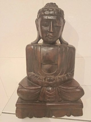 Buda de madera tallada