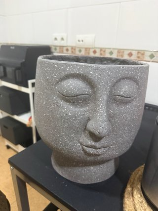 Portavasi a forma di testa di Buddha grigia
