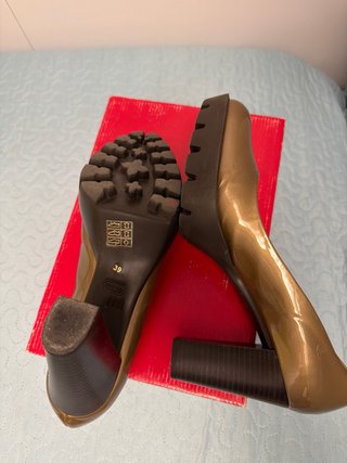 Zapatos de tacón dorados Hobby