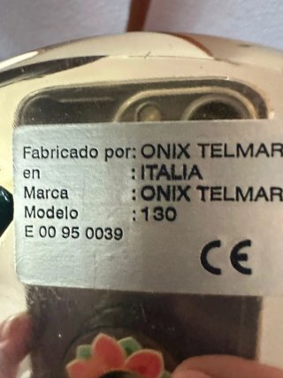 Teléfono antiguo dorado y verde