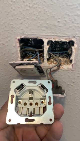 Instalación eléctrica moderna con enchufe USB ⚡