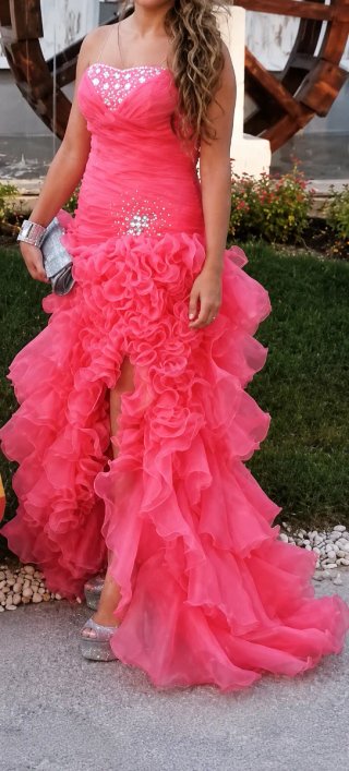 Vestido quinceañera coral volantes y pedrería
