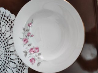Juego de  platos con rosas