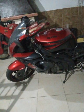 Moto deportiva Aprilia roja y negra S L 1000