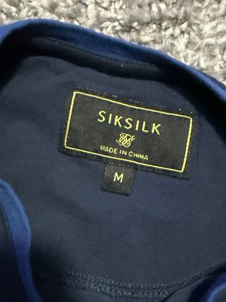 Camiseta SikSilk azul y blanca