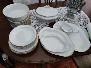 Vajilla de porcelana blanca y oro