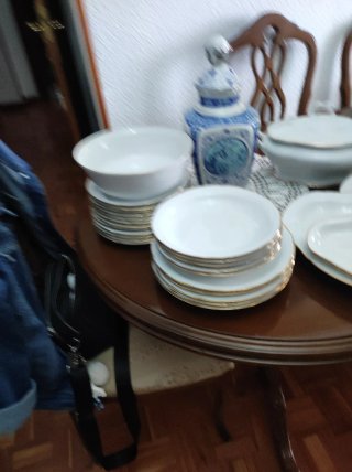 Vajilla de porcelana blanca y oro