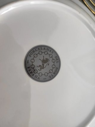 Vajilla de porcelana blanca y oro