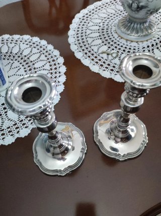 Candelabros de metal plateado