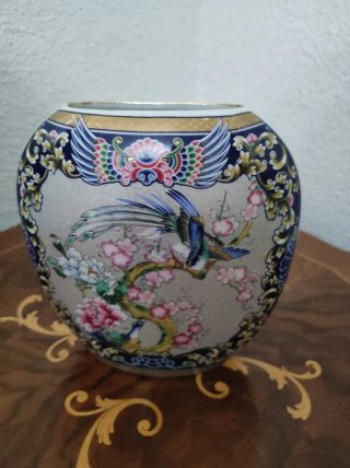 Jarrón de porcelana con pájaros y flores