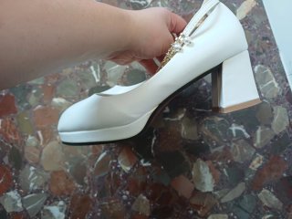 Zapatos blancos con correa y adornos dorados