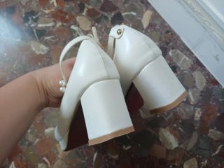 Zapatos blancos con correa y adornos dorados