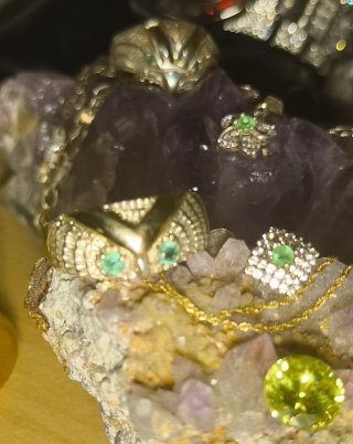 Anillo de plata  con partes de oro y esmeraldas