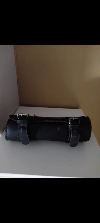 Funda de piel para moto custom negra y roja