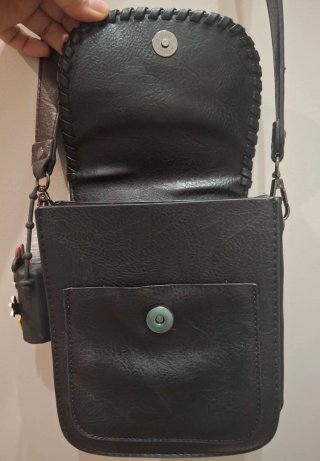Bandolera piel mujer negra con detalle de piedra