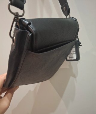 Bandolera piel mujer negra con detalle de piedra