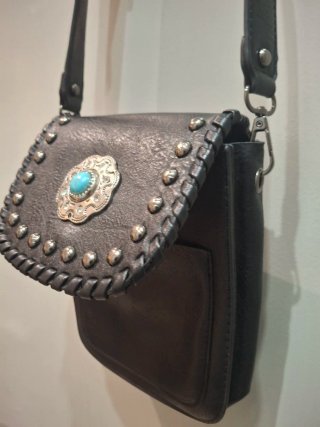 Bandolera piel mujer negra con detalle de piedra