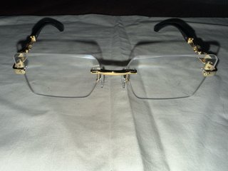 Gafas de sol doradas con diseño de pantera