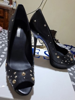 Sandalias Guess Tacón Negras Tachuelas Doradas