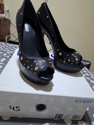 Sandalias Guess Tacón Negras Tachuelas Doradas