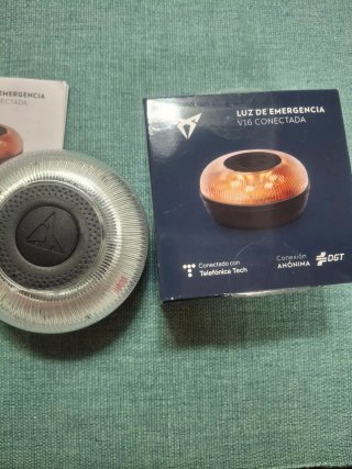 Luz de emergencia V16 conectada Cupra