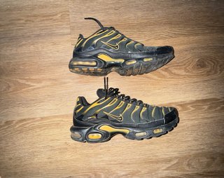 Zapatillas Nike TN Negro y Dorado
