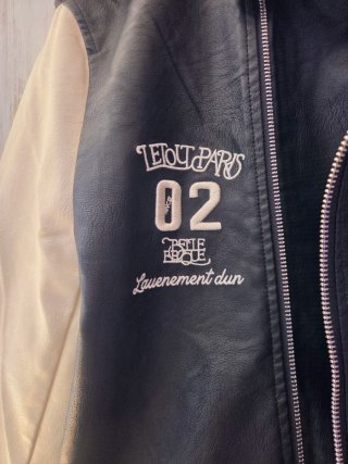 Chaqueta estilo universitario