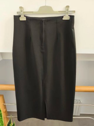 Falda midi tubo negra