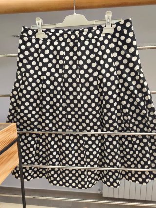 Falda de lunares negra y blanca