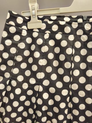 Falda de lunares negra y blanca