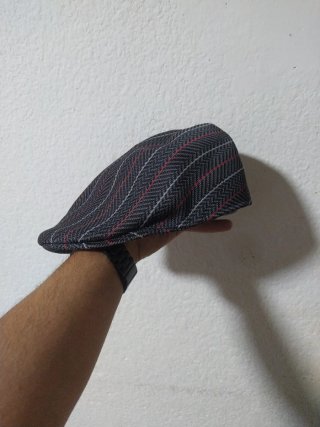 Gorra Kangol gris con rayas rojas