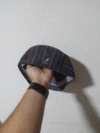 Gorra Kangol gris con rayas rojas