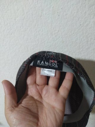 Gorra Kangol gris con rayas rojas