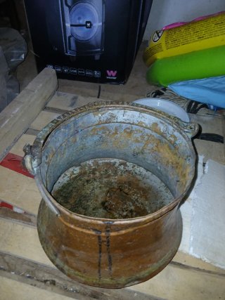 Cubo antiguo de cobre con asa