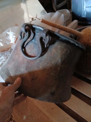 Cubo de cobre antiguo con asas