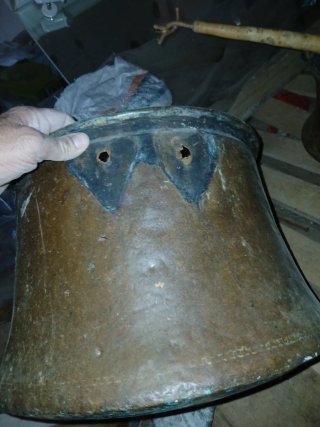 Cubo de cobre antiguo con asas